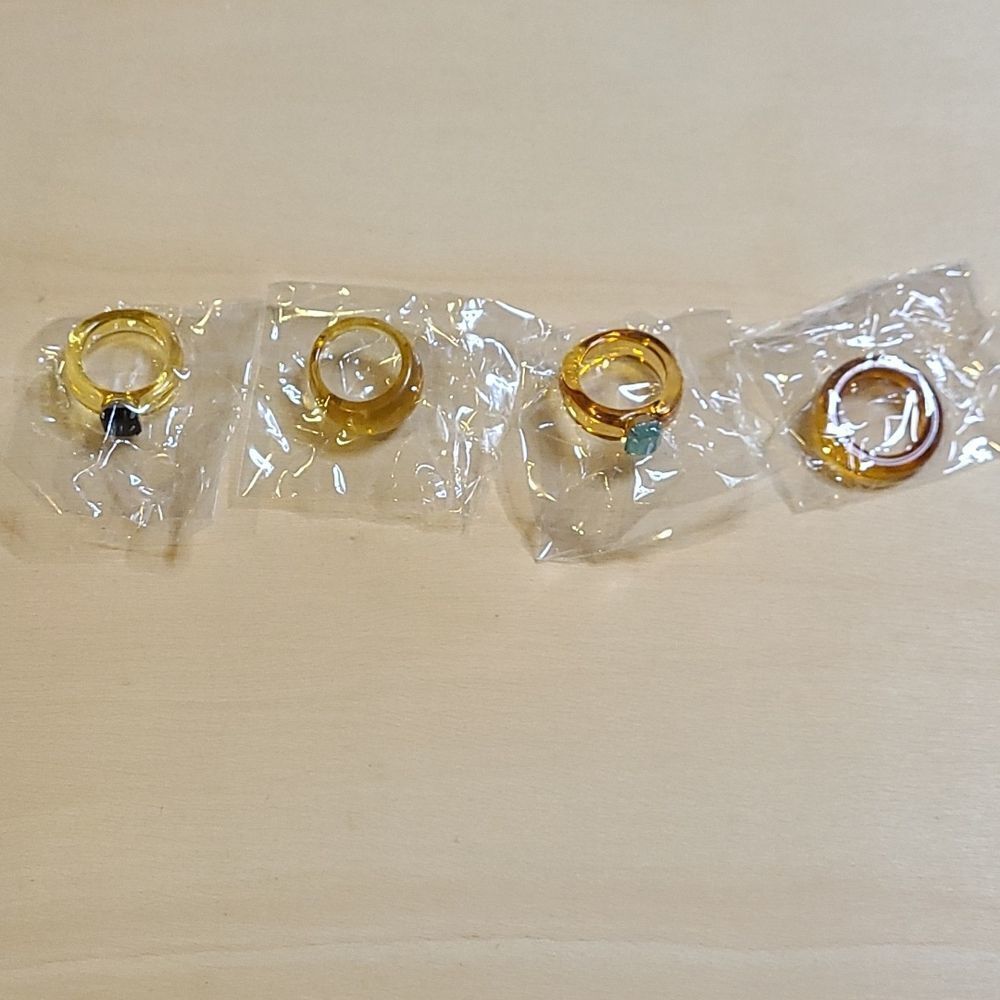 4 Assorted Resin Ring Set